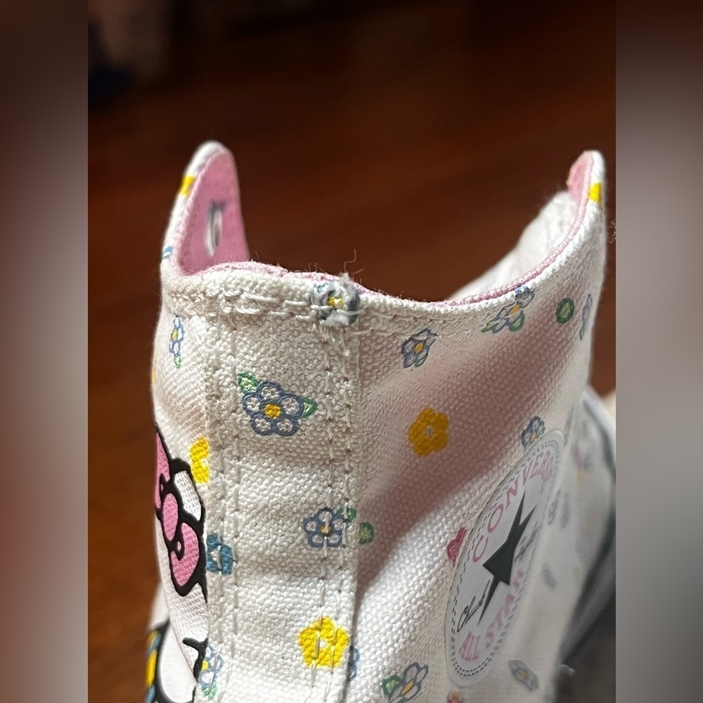 GIRLS HELLO KITTY LIMITED EDITION HIGH TOP CONVERSE SIZE 4 PREOWNED - Picture 4 of 16